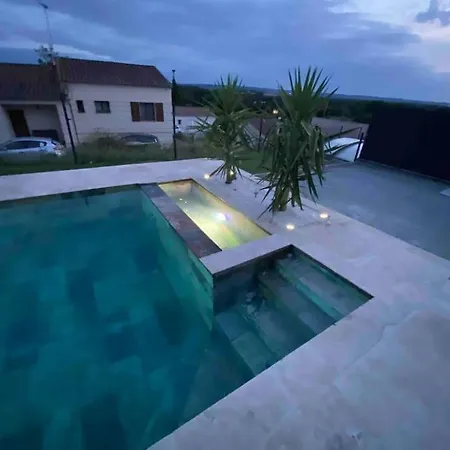 فيلة Neuve Piscine Debordement *