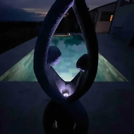 Neuve Piscine Debordement فيلة